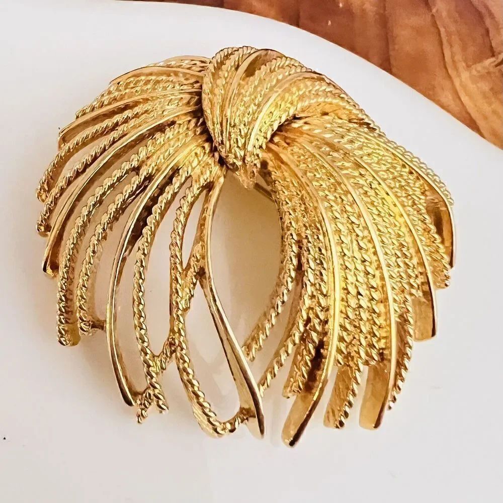 Vintage Monet Brooch Mirador Sheaf Cordelia Fireworks Spray Gilded Gold 60s 1368